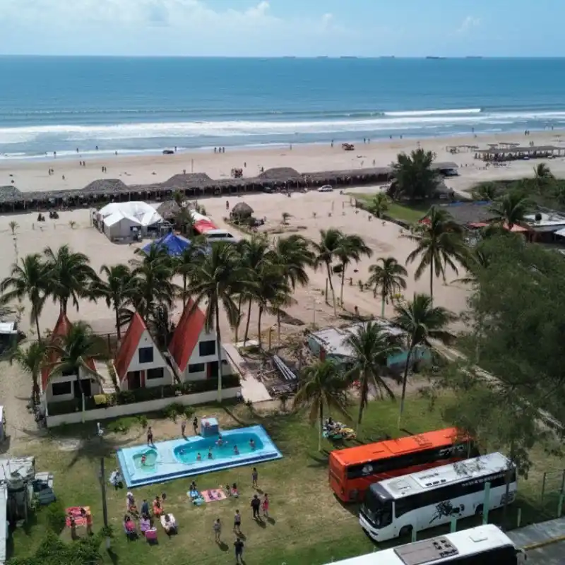 Descansa en nuestras exclusivas Cabañas cerca al mar en Tuxpan. Alberca privada, palapas y clima. Capacidad limitada. ¡Reserva tu estadía!