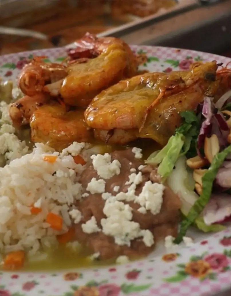 Platillo a la carta de camarones enchipotlados acompañados de arroz, frijoles y ensalada en nuestro restaurante en Tuxpan.