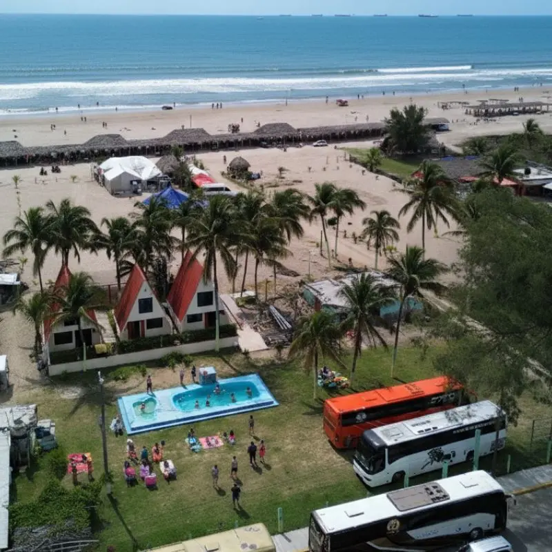 Autobuses turísticos en el amplio estacionamiento seguro del Club de Playa Mar de Plata Tuxpan.