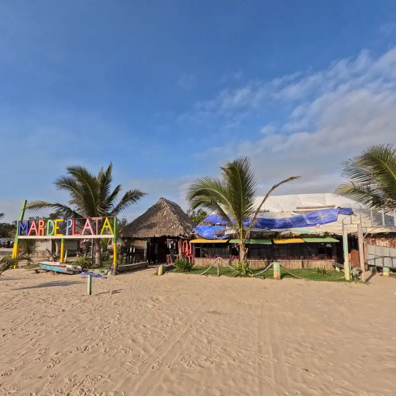 Instalaciones con servicio de internet Wi-Fi para turistas frente al mar en el Club de Playa Mar de Plata Tuxpan.
