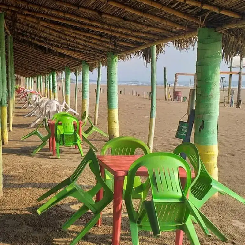 Extensa zona de palapas con mesas y sillas sobre la arena frente al mar en el Club de Playa Mar de Plata Tuxpan.