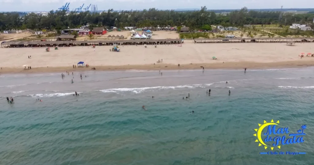 Vista aérea panorámica de las instalaciones y palapas del club de playa Mar de Plata en Tuxpan, Veracruz frente al mar.