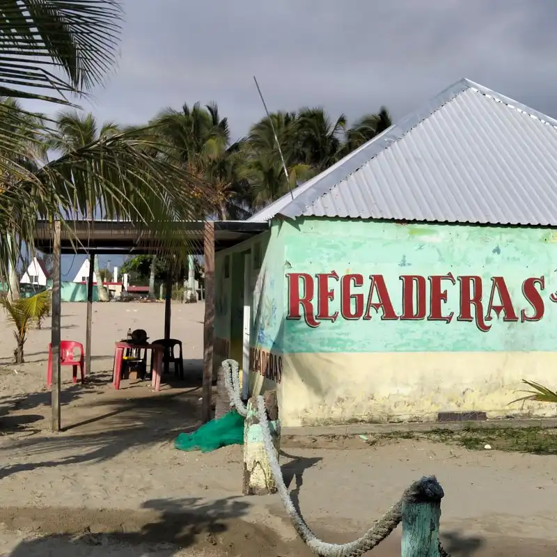 Instalaciones de baños y regaderas públicas sobre la arena en el Club de Playa Mar de Plata Tuxpan.
