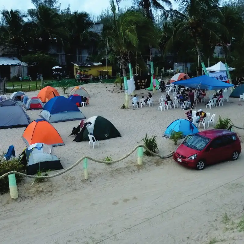 Vista de varias casas de campaña instaladas en la arena dentro de la zona de camping segura del club Mar de Plata Tuxpan.