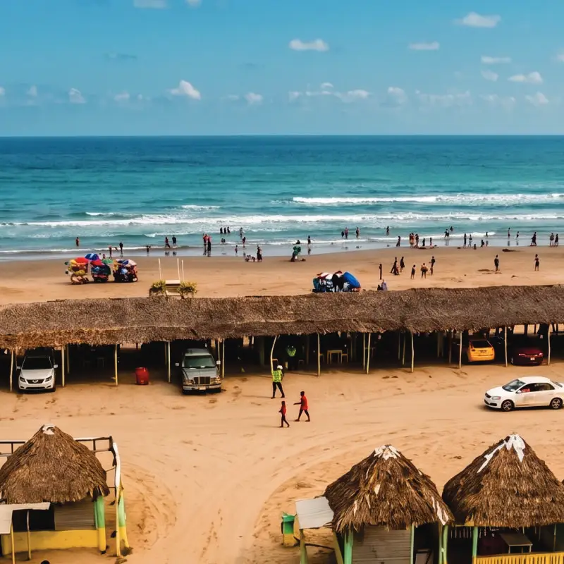 Vista panorámica de las amplias palapas frente al mar en el club Mar de Plata Tuxpan, con estacionamiento en la arena y visitantes en la playa.