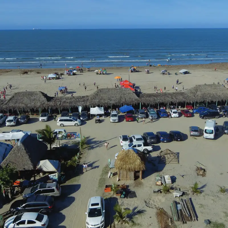 Vista aérea de las amplias palapas, área de estacionamiento y la playa en el club Mar de Plata Tuxpan.